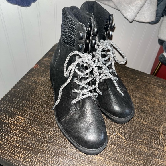 Madewell Black Combat Boots with Lace-Up Design - Picture 4 of 5